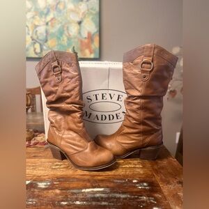 Slouch boot, rounded toe.